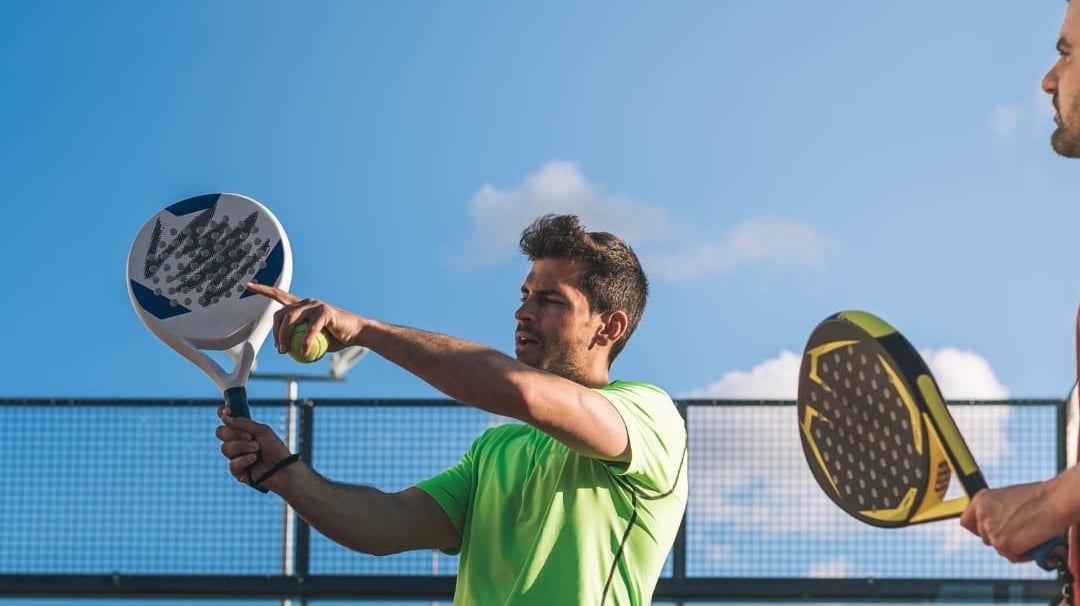 Zijn dunne of dikke padelsokken beter voor indoorbanen